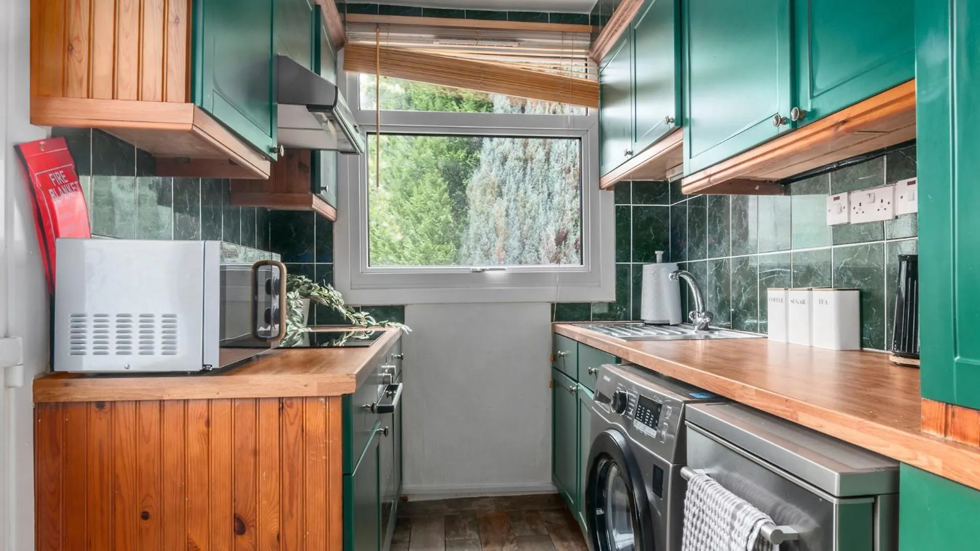 3 Bedrooms Bungalow, Sleeps 6, Free Parking With Garden Edinburgh Apartment