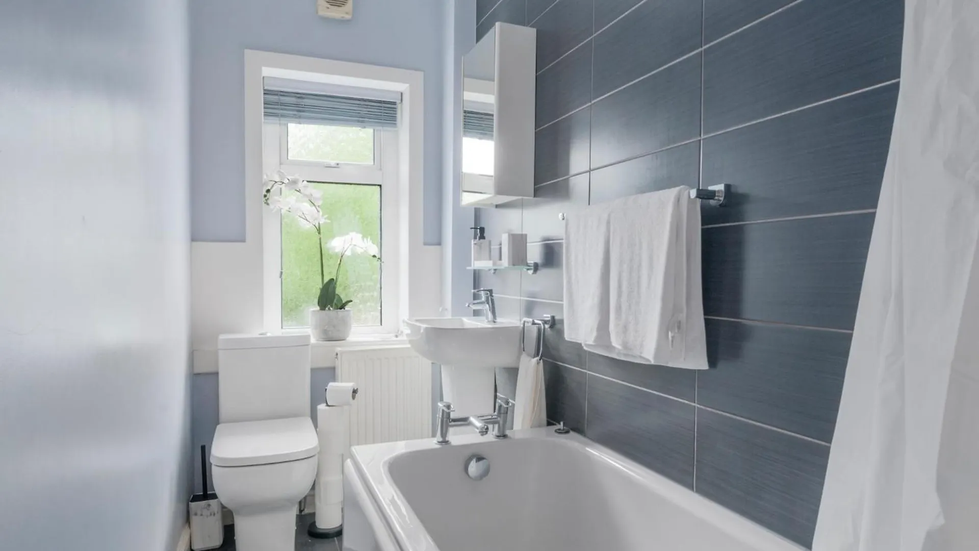 3 Bedrooms Bungalow, Sleeps 6, Free Parking With Garden Edinburgh Apartment