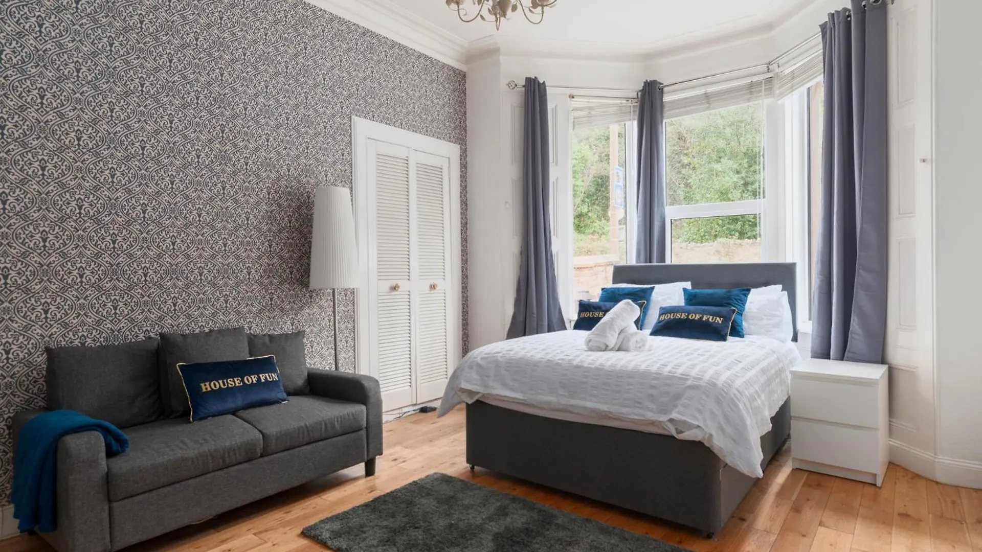 3 Bedrooms Bungalow, Sleeps 6, Free Parking With Garden contacts